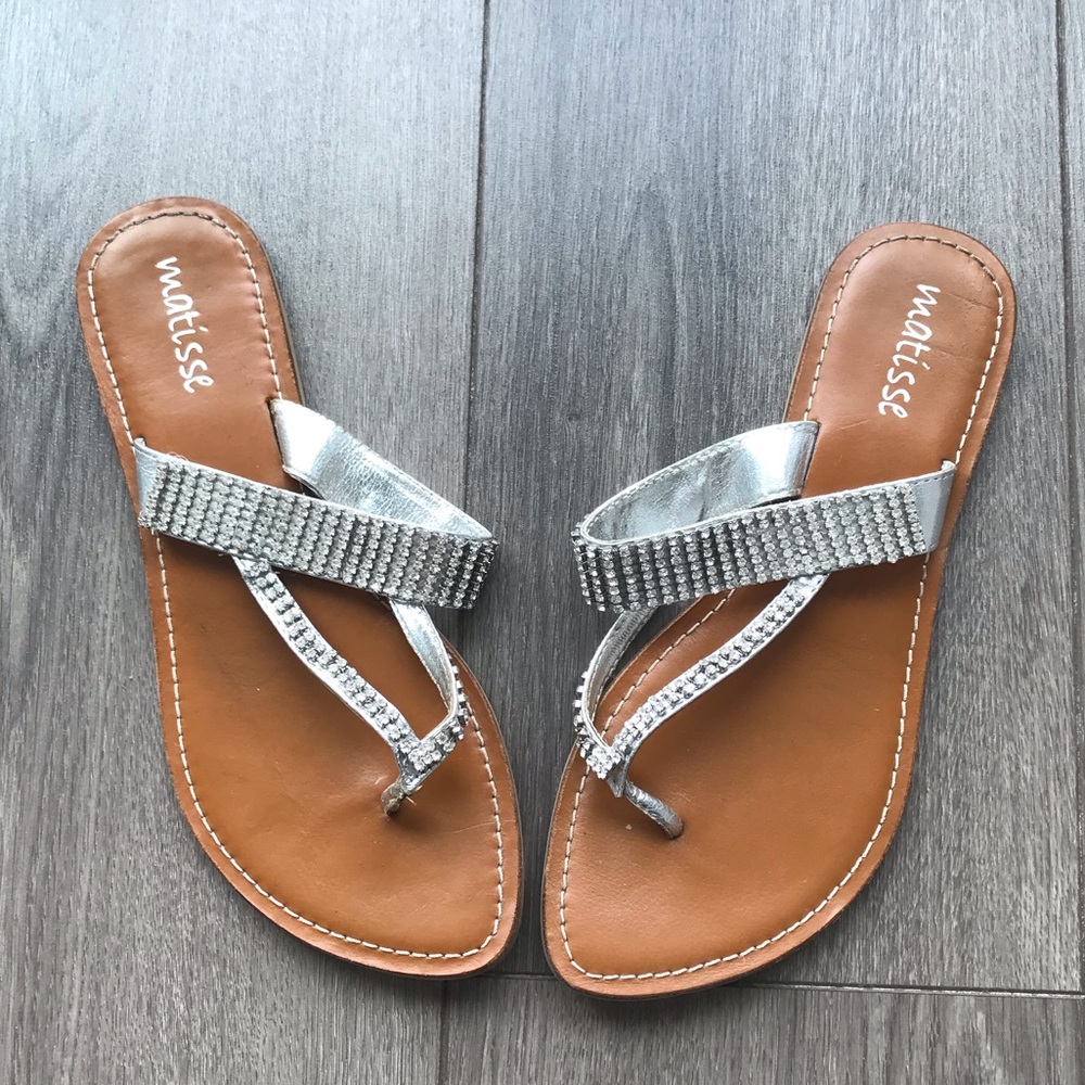 Perfect for day &night-Flat sandals w/ rhinestones